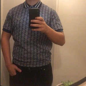 Lacoste piké  - säljer min Lacoste piké.inget kvitto tyvärr, Lacoste påse ingår . Ny pris 1600kr 