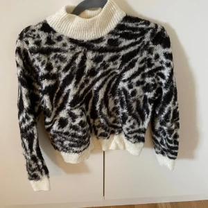 Stickad tröja från HM - Stickad tröja, använd men väl omhändertagen 