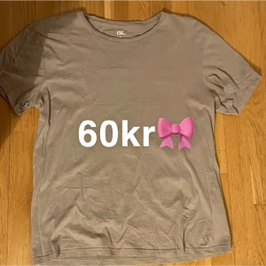 Beige Tröja - Ljus brun / Beige T-tröja från lager 157