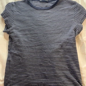 RANDIG BRANDY MELVILLE T-SHIRT  - Säljer min söta brandy t-shirt, nästan helt oanvänd och bra skick!