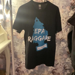 EPA raggare tröja  - Den har aldrig kommit till användning, den har bara legat i garderoben, och tagit plats, därför säljer jag den. Köpte den för 250kr