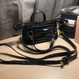 Svart mini väska - Svart miniväska med axelband, liten storlek, pris går att diskutera, supersnygg men säljer då den inte kommer till användning ❤️‍🔥