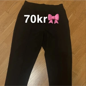 Svarta kostymbyxor  - Svarta kostymbyxor från Gina tricot ⭐️ I ett tjockare nästintill fleece aktigt material! 🫶🏻