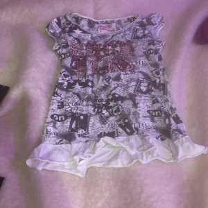 Y2k tröja  - Köpt på second hand för ett par månader sen, använt typ 2 gånger 