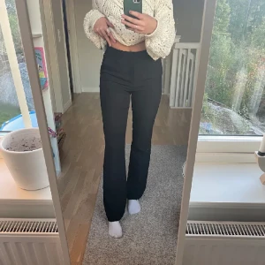 Midrise kostymbyxor  - Midrise kostymbyxor från bikbok med bootcut 