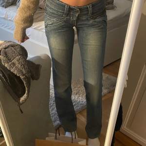 Lågmidjade Levis jeans i fint skick, snygg modell.  