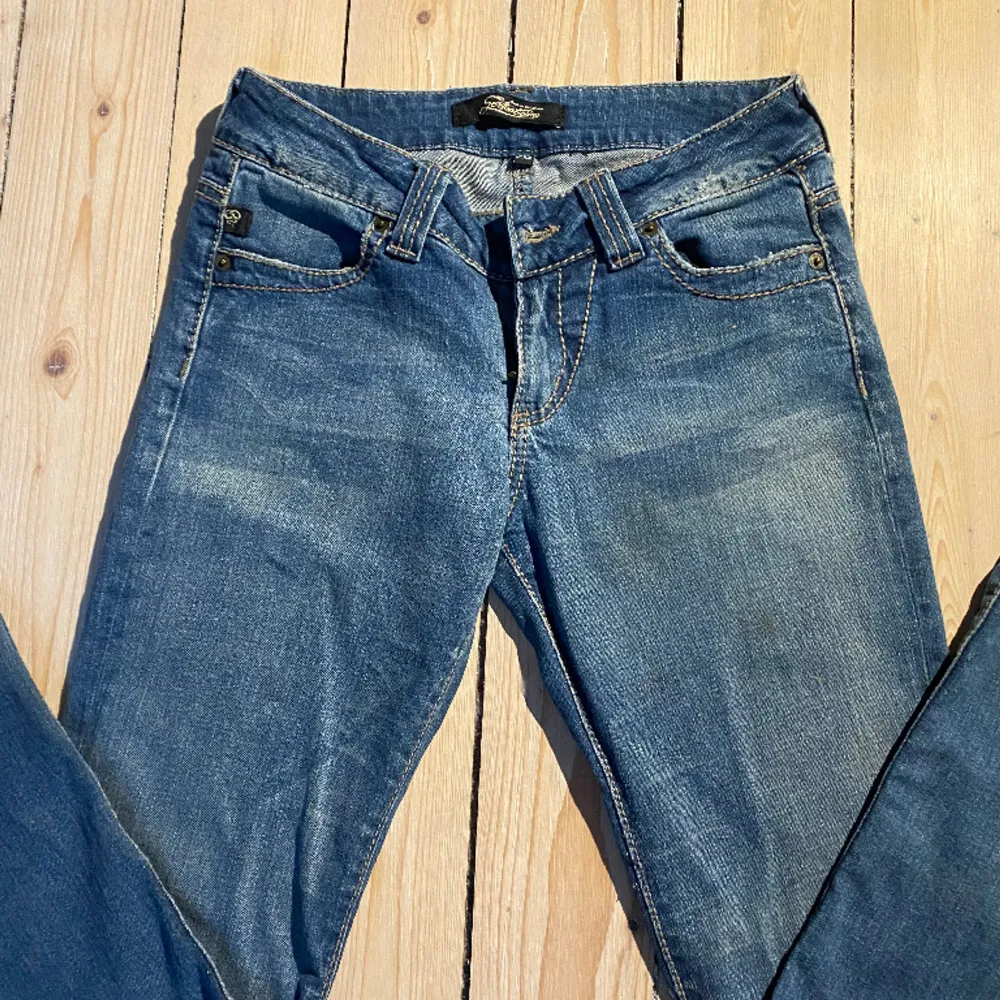 Fina low waisted jeans i bra skick, de är flare/ bootcut vid benen och tightare vid låren. ( kan skicka fler bilder ) Jag är 163, de går över skorna men släpar inte i marken.  Passar även storlek 25/24   . Jeans & Byxor.