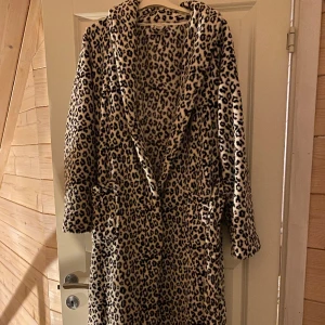 Morgonrock - Morgonrock i leopardmönster 