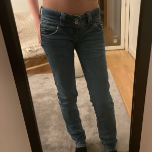 Pepe jeans Venus  - Säljer dessa jättesnygga pepe jeans, i modellen Venus💕säljer pågrund utav att dom är förstora, och för långa för mig. Jag är 170 cm💕hel nya bara använda en gång💕nypris 1099kr💕Tryck gärna på köp nu💕
