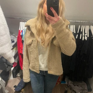 Teddy jacka - Jätte fin beige Teddy jacka från Gina! Fint skick och inte myckrt använd, säljer då den inte kommer till användning och jag har en annan liknande! Tveka inte att höra av dig om du har några frågor❤️