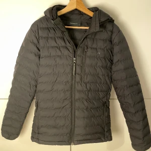 Peak Performance jacka - Säljer min Peak Performance jacka då den är för liten. Använd ett fåtal gånger och är därför i väldigt bra skick. Storlek S. Mitt pris 599, nypris 2699. Pris kan diskuteras