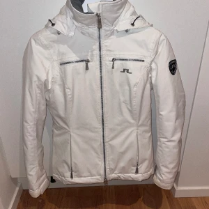 J.Lindeberg skidjacka  - J.Lindeberg skidjacka vit. Endast använd ett fåtal gånger. Bra skick💕