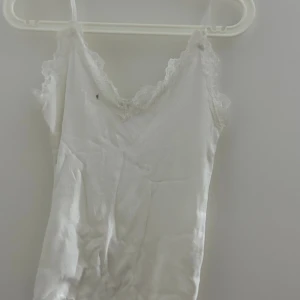 Jätte fint line till att ha hemma - Jätte fint, men har fått en gel fläck på sig. Sitter annars jätte bra och är väldigt fint