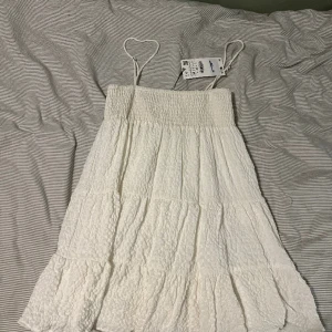 Zara klänning  -  Superfin trendig Zara klänning som är perfekt till sommaren eller vintern med ett par strumpbyxor till. Säljer pga för liten och tappat bort kvittot, därav finns prislappen kvar och är helt oanvänd 💖Köptes för 399kr och säljer för 110!