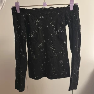 Topp - Off shoulder-topp i nyskick🖤