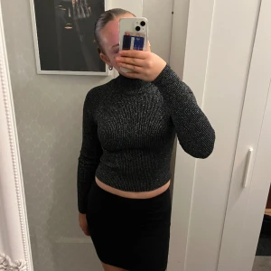 Fest tröja - Jätte fin fest/ fin tröja. Säljer pga att den inte sitter bra på mig. Köpte på gina tricot för 249 säljer för 100:- + frakt kontakt vid minsta intresse 