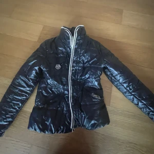 Moncler  - Säljer denna moncler jacka för 1500 säljer billigt då det är en gammal modell, och den är från vestivery ☺️ storlek xxs men sitter som xs, och luva saknas 