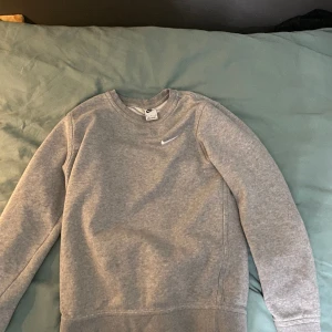 Nike tröja - Säljer en oanvänd långärmad nike tröja i storlek s. Köpt på nike factory store i barkarby för 500kr. 