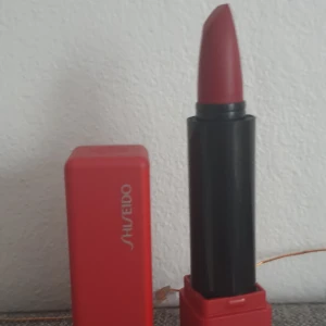 Shiseido läppstift  - Läppstift från shiseido i färgen "Red shift" endast testad på handen 1 gång 