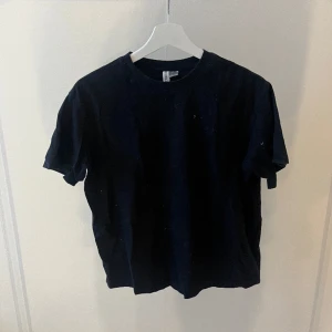 Oversized t-shirt🪩 - Säljer en svart oversized t-shirt från hm. Säljer då den inte kommer till användning längre. Skriv för fler frågor eller bilder🪩