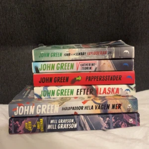 Böcker John Green - Böcker av John Green,  Uppifrån ner : Förr eller senare exploderar jag, Katharina Teorin, Pappersstäder, Efter Alaska Sköldpaddor hela vägen ner och Will Grayson, Will Grayson  25kr styck.  Alla 6 för 125kr:)