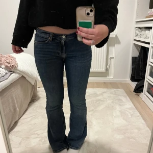 Blå jeans  - Säljer mina mörkblå lågmidjade jeans från Gina tricot pg av att dom inte kommit till användning💞