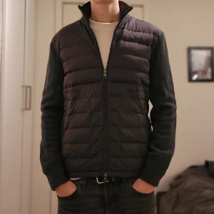 Moncler Cardigan - Riktigt fet grå moncler cardigan! Inga tecken på användning! Storlek Xl, jag är 185. OBS se sista bilden för äkthetsbevis!
