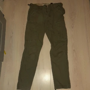 Cargo byxor - Sage gröna y2k cargo vyxor med många fickor