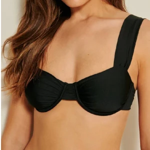 BIKINI TOPP  - Bikini topp helt oanvänd från NAKD, storlek 75c men skulle säga att den är lite mindre i storleken än så!😋