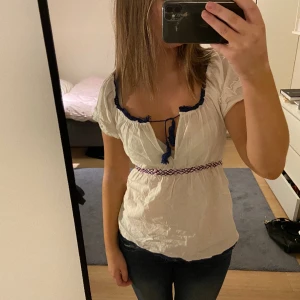 Vit blus - Vit blus, det står ingen storlek på den men passar S/M💗