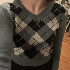 Lång ärmad tröja - Inte använd så många gånger, säljer pga att den är för liten för mig. Köparen står för frakt! Skriv gärna om ni har några frågor:)💐