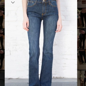 Lågmidjade jeans  - Säljer dessa mörkblå lågmidjade brandy jeansen som är jättesnygga! Säljer då de inte kommer till användning längre! Är osäker på modell men skulle gissa att det är dem på bild 3! Original pris ca 420kr💞midja 76cm och innerbenslängden ca 80cm💕