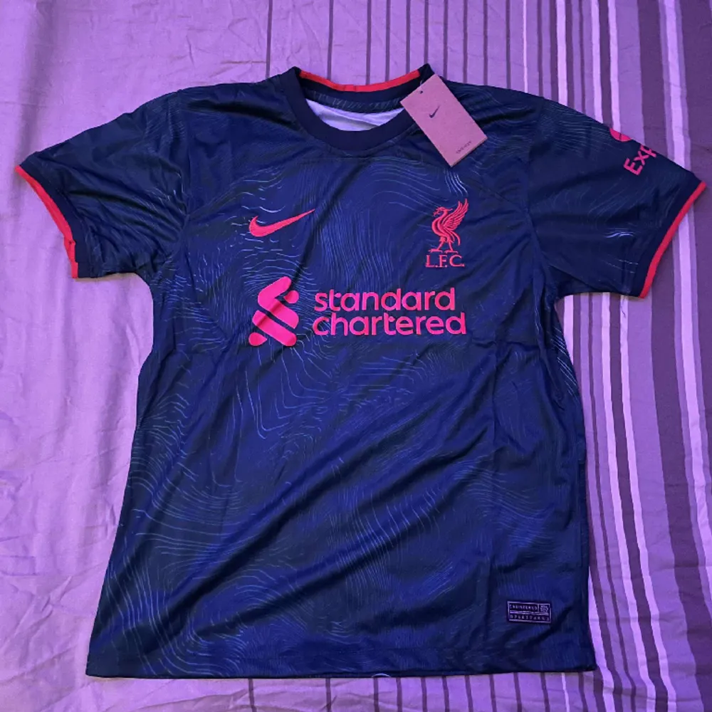 Liverpools tredjekit 22/23 säsongen av Nike. I helt nyskick och storlek S.. T-shirts.