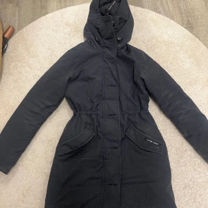 Canada goose jacka dam  - Ingår päls. Storleken är S men funkar super som xs och M vid olika kropps typer jag har M och den är jätte tajt i överdelen, den har haft ett tidigare hål men lagat den och man ser inte, den är lite sliten vid armarna men inget som syns. Pris diskuteras! 