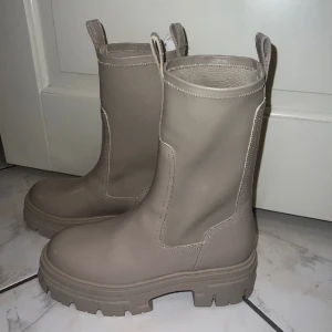 Skor - Säljer mina nya oanvända skor från H&M med lappen kvar! Lite ljusare i verkligheten, pm för fler bilder. Storlek 39 💕