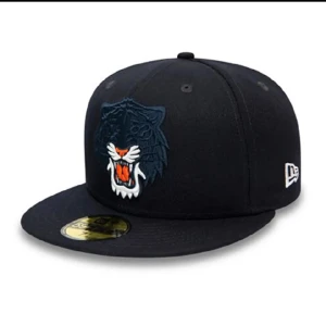 59fifty Detroit Tigers POP Element Navy - New Era - Tjena  Säljer en helt ny keps då jag fick den i present och använder ej keps. Färgen är riktigt fin samt figuren pä fram och baksidan.  Storleken är  (7 3/8) = 58,7 cm Pris kan diskuteras  