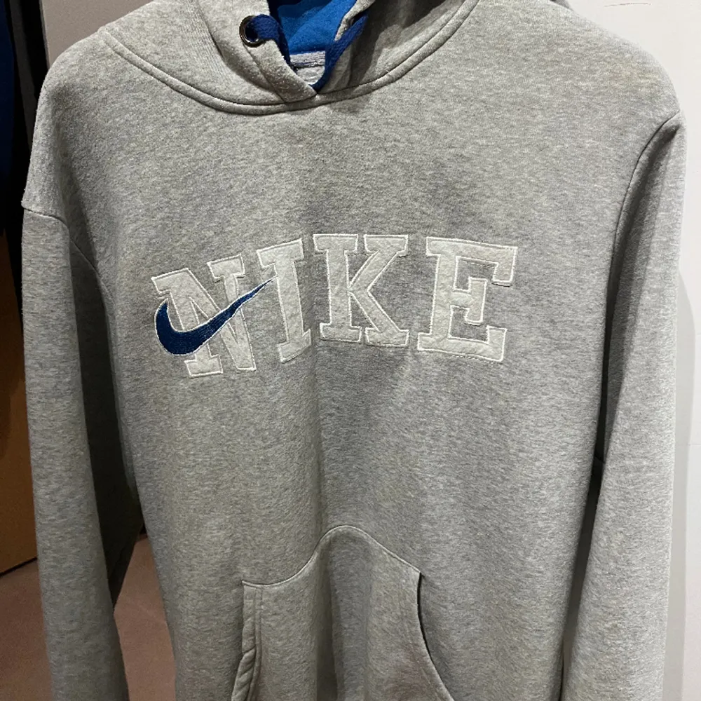 Vintage Nike hoodie, storlek XL på tagg men sitter mer som L, skriv vid frågor:) (pris kan diskuteras vid snabb affär). Hoodies.
