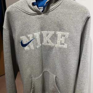 Vintage Nike hoodie, storlek XL på tagg men sitter mer som L, skriv vid frågor:) (pris kan diskuteras vid snabb affär)