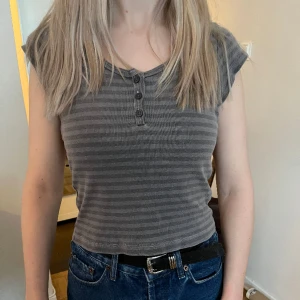 Brandy Melville t-shirt - Randig grå t-shirt från Brandy Melville. One size men jag skulle säga att den motsvarar en XS. 