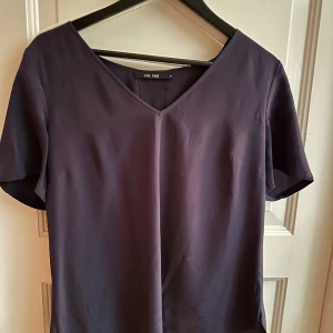 Lisa Yang blus - Storlek M. Använd en gång. 100% silke dyr i inköp. Mörkblå.