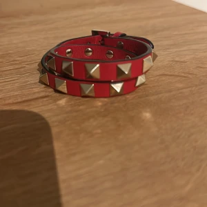 Valentino armband  - Säljer mittt snygga Valentino armband då det inte kommit till användning på ett tag. Den har används men har inga defekter alls!🌸 Nypriset ligger på ca 3400kr så säljer väldigt billigt. Har kvar dustbag och förpackning till! ❤️ köp direkt för 2000 inkfrakt