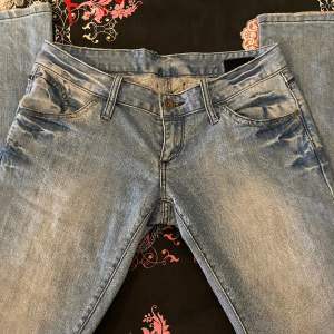 Fina lowrise bootcut jeans från outfitters nation, köpta i en butik i danmark. Bra skick som ni ser på bilderna, men väl använda. 