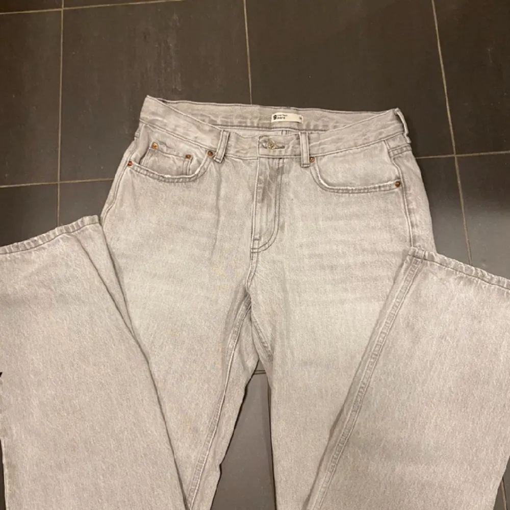 Säljer mina jeans från Gina på grund av för stora🤍bra skick o inte använda så mycket! Nypris 500kr o priser går o förhandla . Jeans & Byxor.