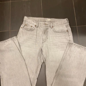 Ljusgrå jeans  - Säljer mina jeans från Gina på grund av för stora🤍bra skick o inte använda så mycket! Nypris 500kr o priser går o förhandla 