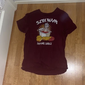 Rick & Morty T-Shirt ”Szechuan Dipping Sauce” - En rare Rick & Morty T-Shirt som är i bra skick! 
