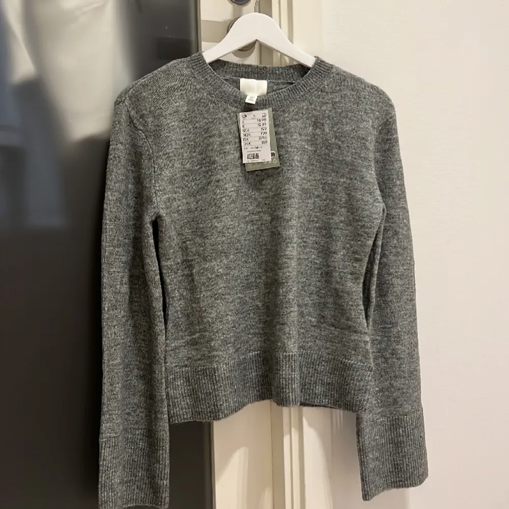 Säljer denna helt nya gråa stickade tröjan från H&M som jag ej använt💕 Prislappen sitter kvar och nypris är 199 kr!. Tröjor & Koftor.