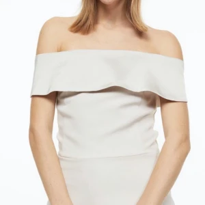 Off- shoulder topp - Off-shoulder topp i nyskick. Färgen är krämvit😊
