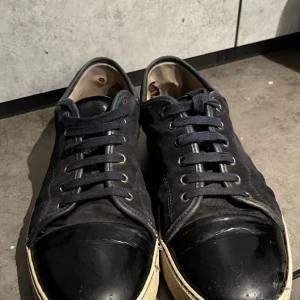 Lanvins mörk blå - Har använt i några månader och vill sälja de, de är i okej skick. Säg till om ni har några frågor. Priset kan diskuteras vid snabbaffär😄