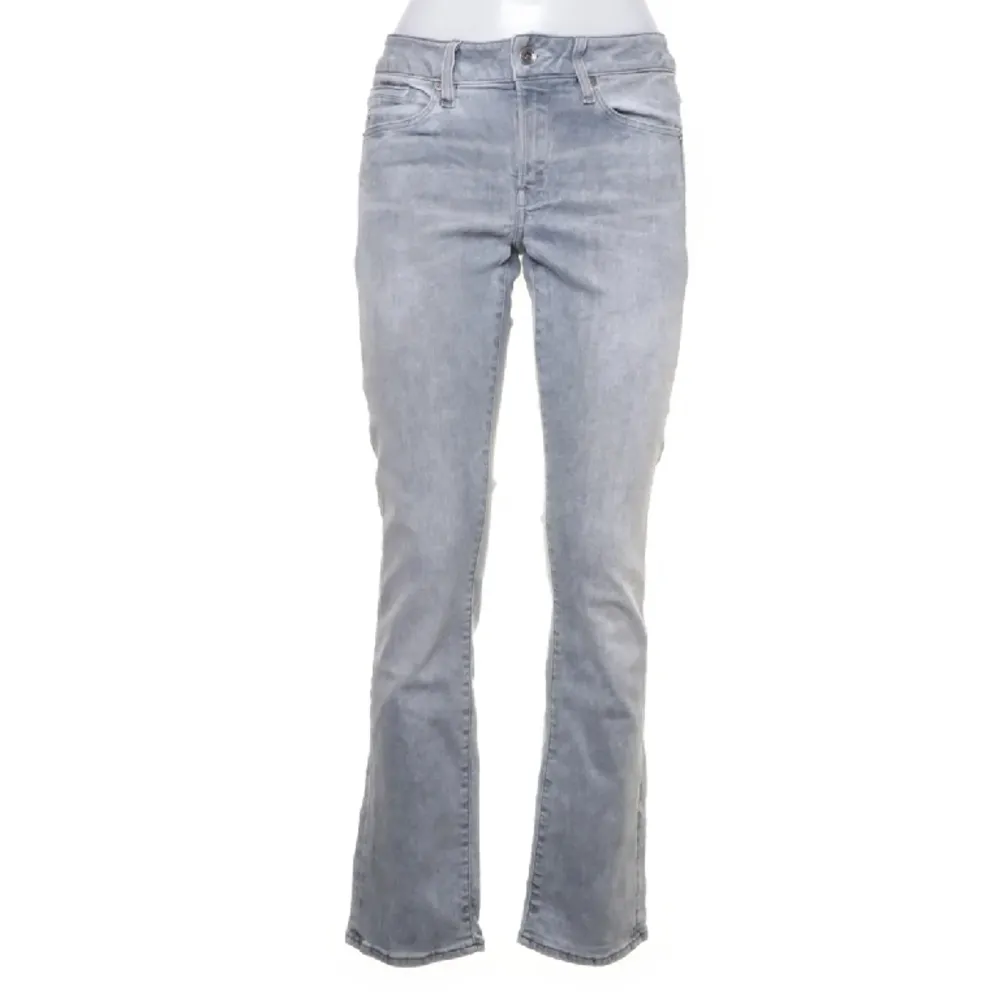 G raw star jeans från sellpy, säljer då de va för små för mig. Jättefin grå färg, flare/bootcut. Midjemått 37. Jeans & Byxor.