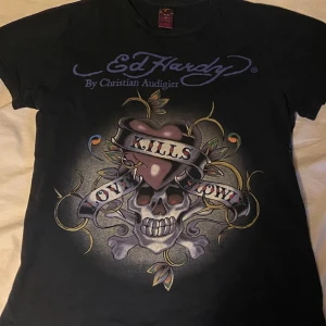 Svart ed Hardy tröja size M - Size M men sitter nästan mer som en size S